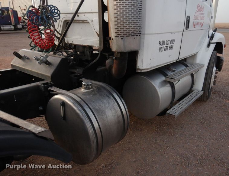 image for item DF8277 2000 Freightliner FL112  semi truck