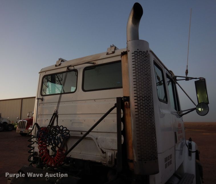 image for item DF8277 2000 Freightliner FL112  semi truck