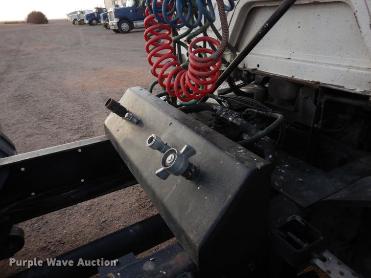 image for item DF8277 2000 Freightliner FL112  semi truck