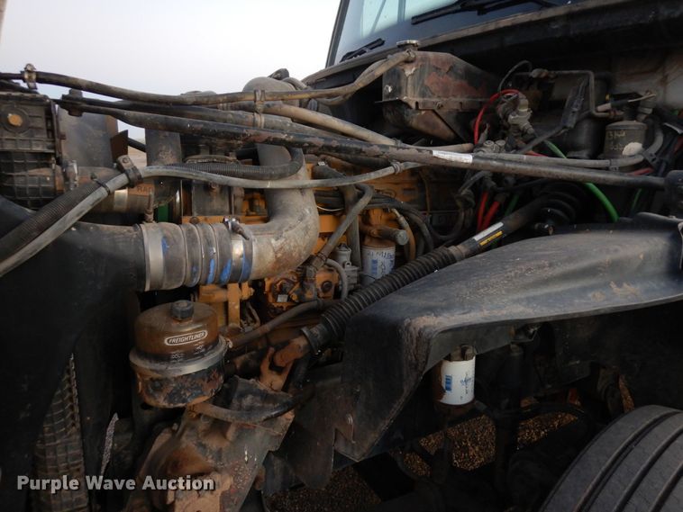 image for item DF8277 2000 Freightliner FL112  semi truck