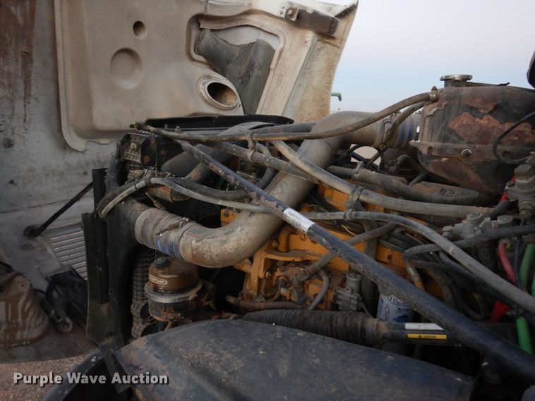 image for item DF8277 2000 Freightliner FL112  semi truck