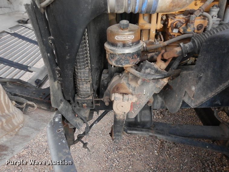 image for item DF8277 2000 Freightliner FL112  semi truck