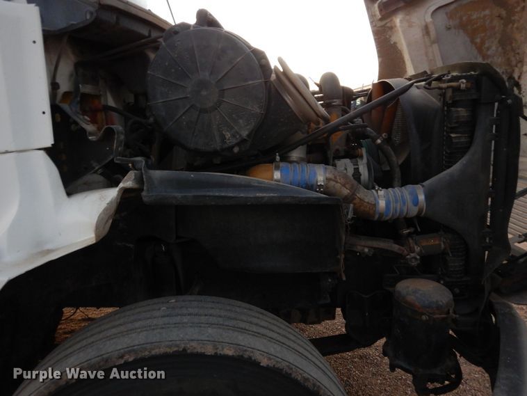 image for item DF8277 2000 Freightliner FL112  semi truck