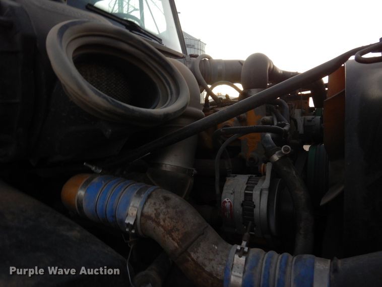 image for item DF8277 2000 Freightliner FL112  semi truck