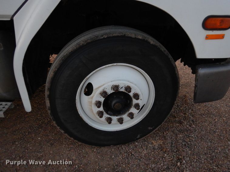 image for item DF8277 2000 Freightliner FL112  semi truck