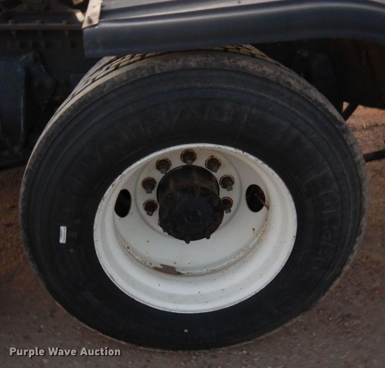 image for item DF8277 2000 Freightliner FL112  semi truck