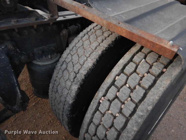 image for item DF8277 2000 Freightliner FL112  semi truck