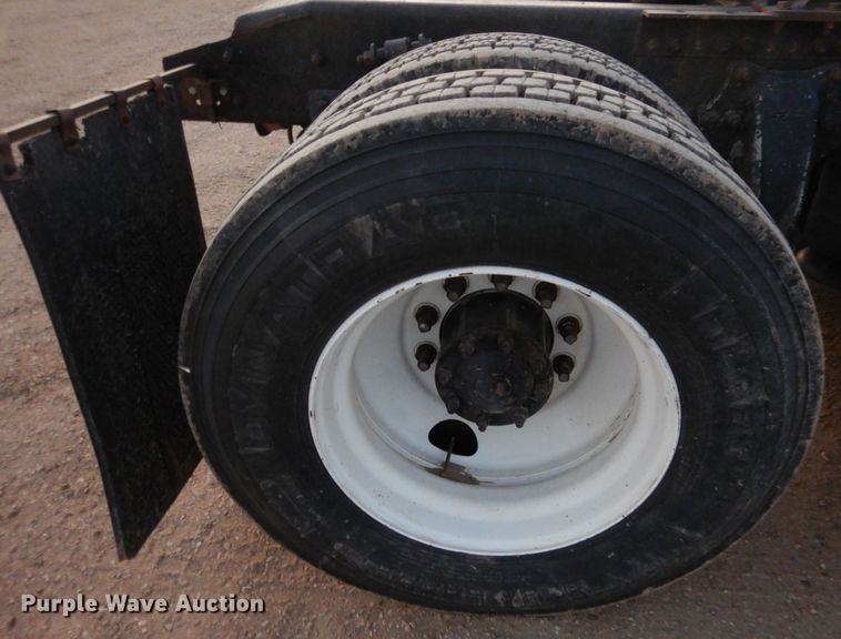 image for item DF8277 2000 Freightliner FL112  semi truck