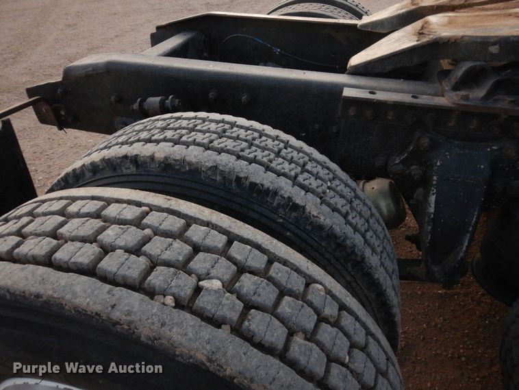 image for item DF8277 2000 Freightliner FL112  semi truck