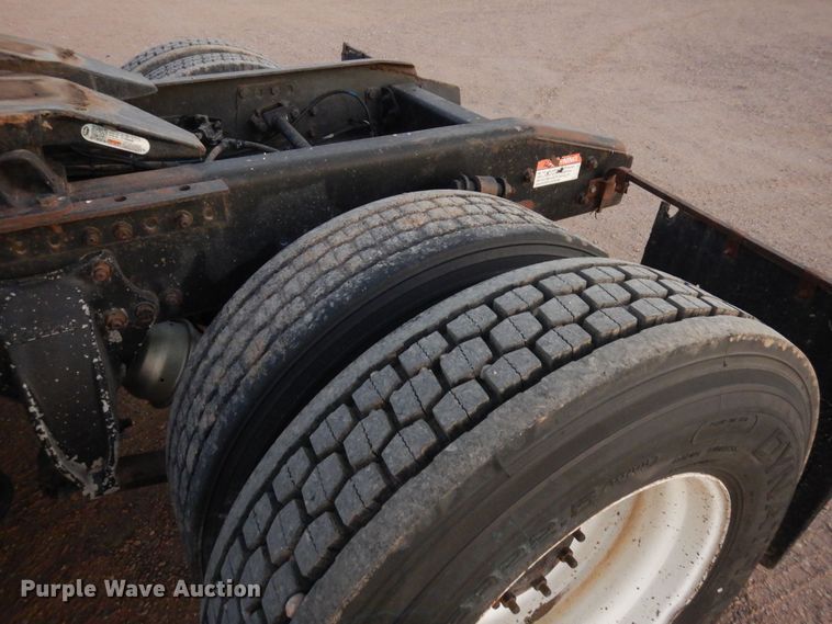 image for item DF8277 2000 Freightliner FL112  semi truck