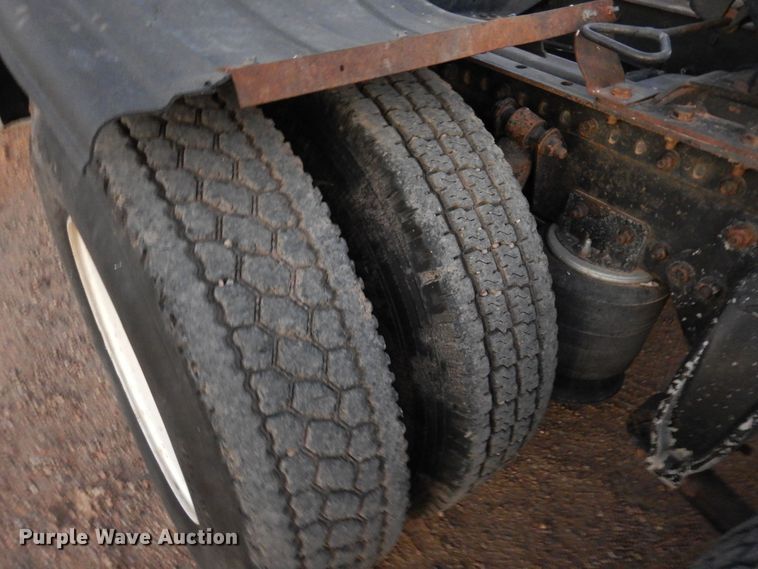 image for item DF8277 2000 Freightliner FL112  semi truck