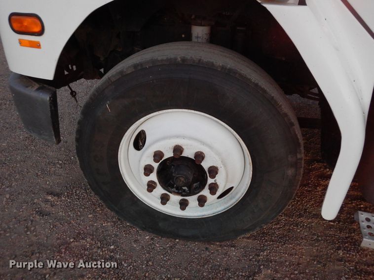 image for item DF8277 2000 Freightliner FL112  semi truck