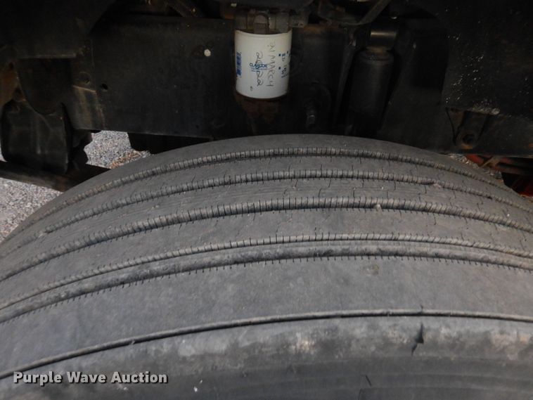 image for item DF8277 2000 Freightliner FL112  semi truck