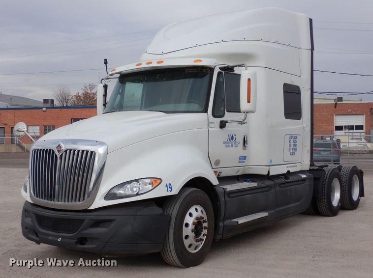image for item DF8282 2014 International ProStar Plus  semi truck