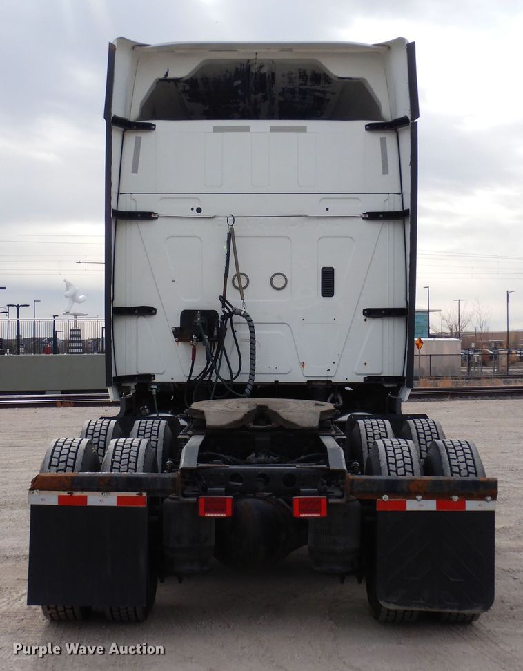 image for item DF8282 2014 International ProStar Plus  semi truck