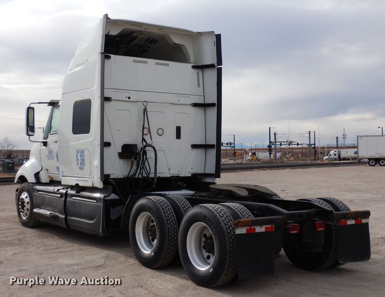 image for item DF8282 2014 International ProStar Plus  semi truck