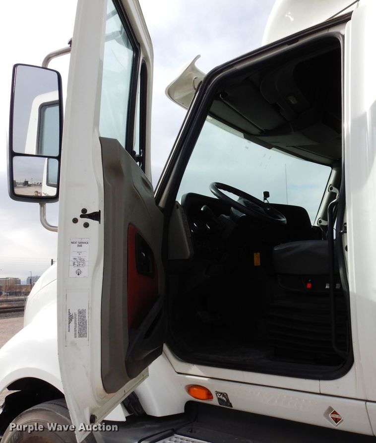 image for item DF8282 2014 International ProStar Plus  semi truck