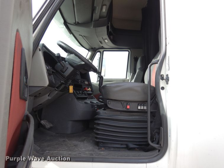 image for item DF8282 2014 International ProStar Plus  semi truck