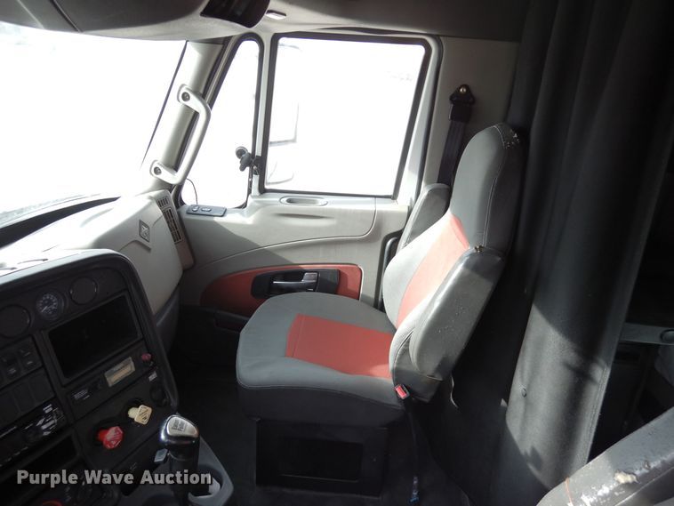 image for item DF8282 2014 International ProStar Plus  semi truck