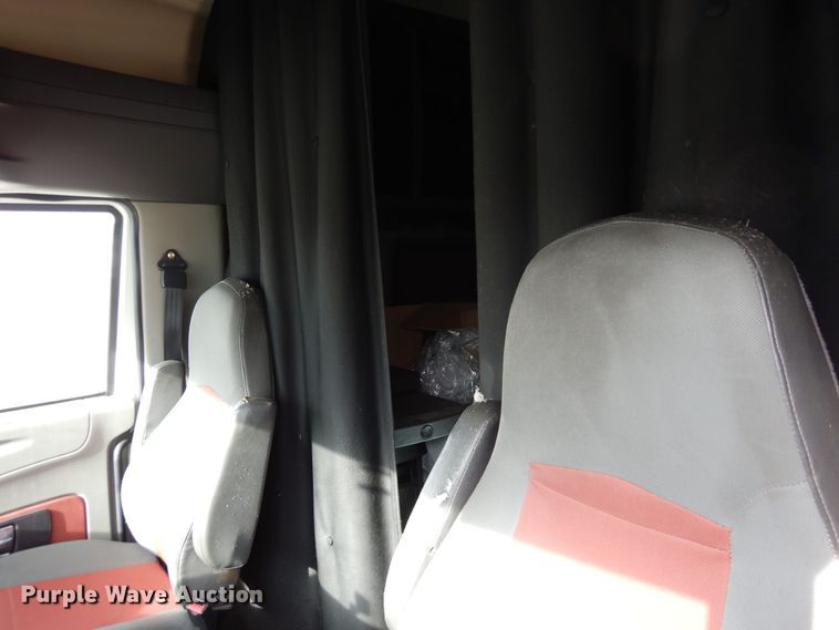 image for item DF8282 2014 International ProStar Plus  semi truck