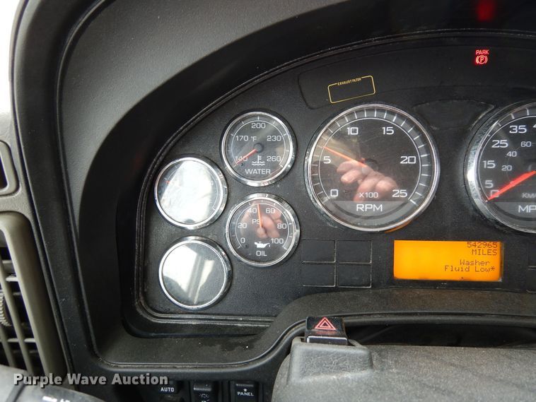 image for item DF8282 2014 International ProStar Plus  semi truck