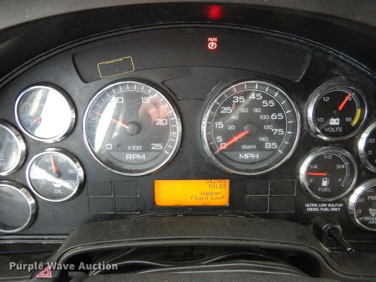 image for item DF8282 2014 International ProStar Plus  semi truck