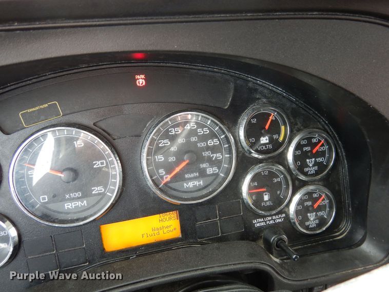 image for item DF8282 2014 International ProStar Plus  semi truck