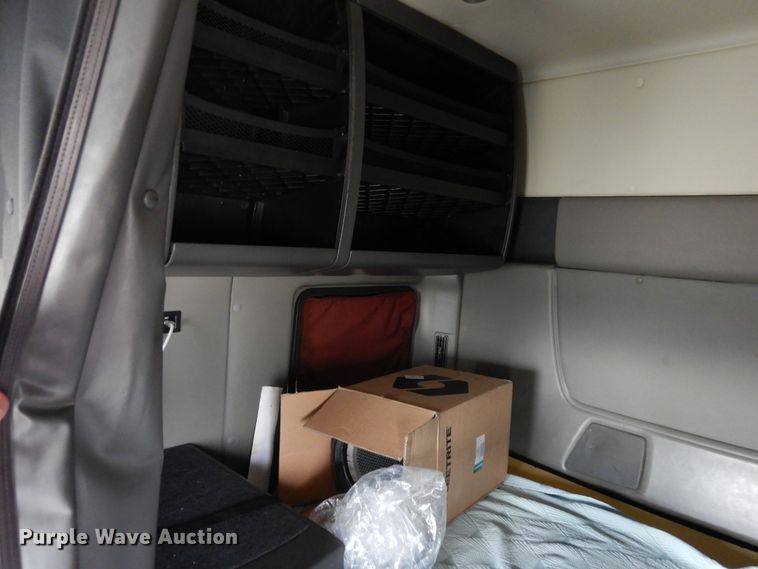 image for item DF8282 2014 International ProStar Plus  semi truck