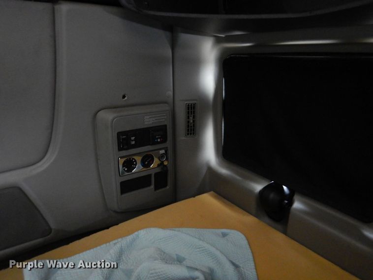 image for item DF8282 2014 International ProStar Plus  semi truck