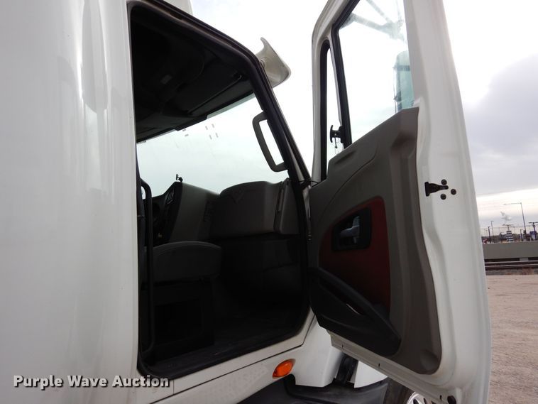 image for item DF8282 2014 International ProStar Plus  semi truck