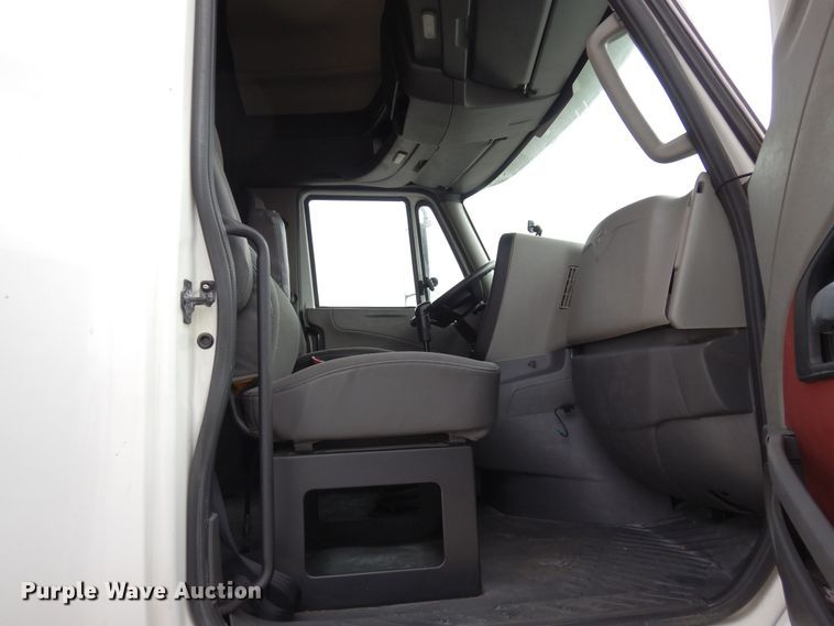 image for item DF8282 2014 International ProStar Plus  semi truck