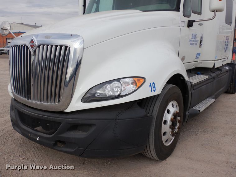 image for item DF8282 2014 International ProStar Plus  semi truck