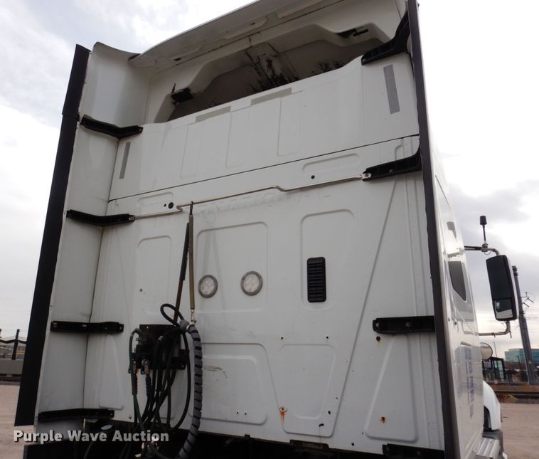 image for item DF8282 2014 International ProStar Plus  semi truck