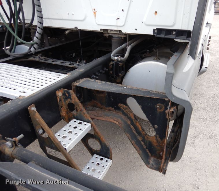 image for item DF8282 2014 International ProStar Plus  semi truck