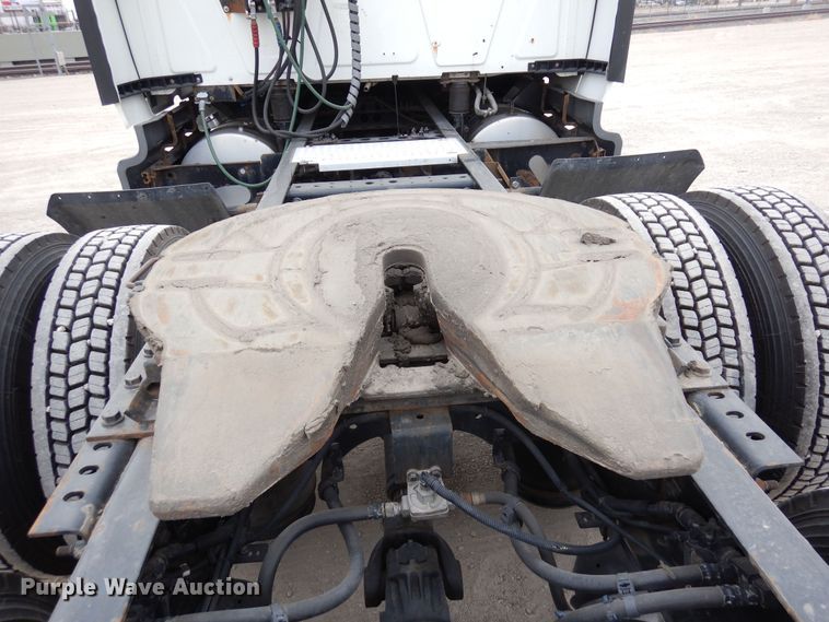 image for item DF8282 2014 International ProStar Plus  semi truck