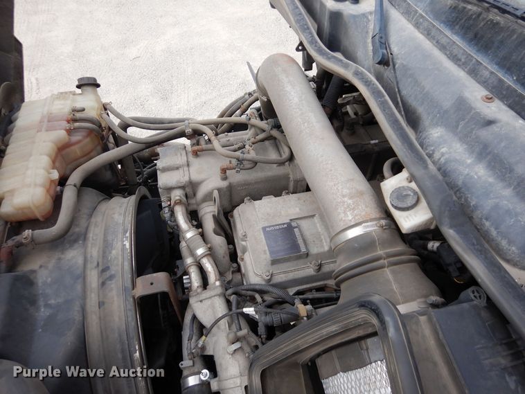 image for item DF8282 2014 International ProStar Plus  semi truck