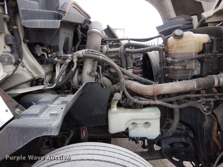 image for item DF8282 2014 International ProStar Plus  semi truck