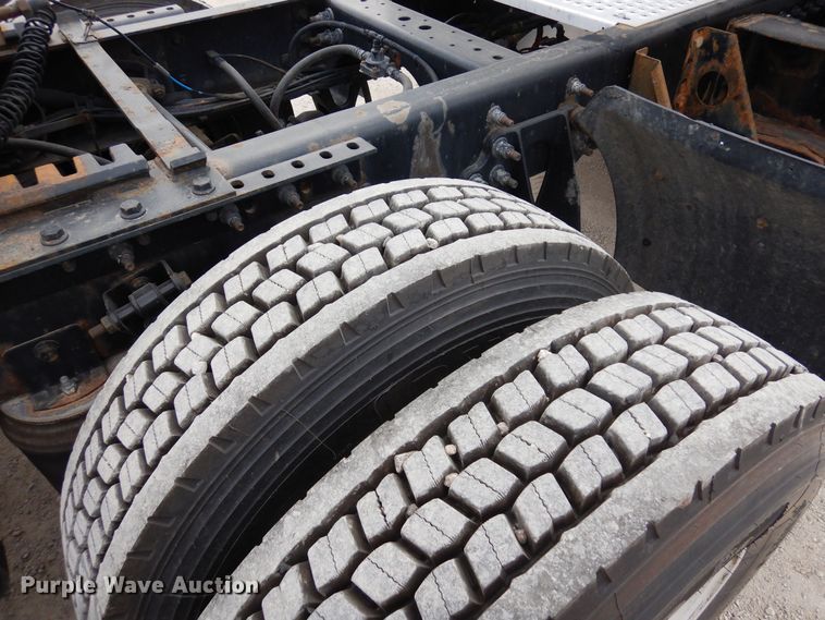 image for item DF8282 2014 International ProStar Plus  semi truck