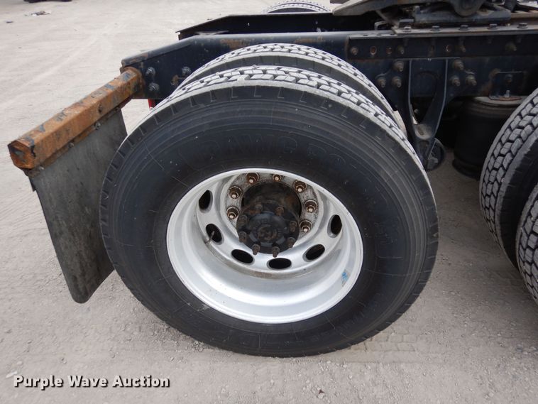 image for item DF8282 2014 International ProStar Plus  semi truck