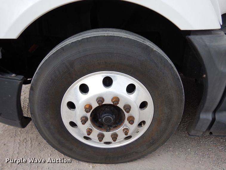 image for item DF8282 2014 International ProStar Plus  semi truck