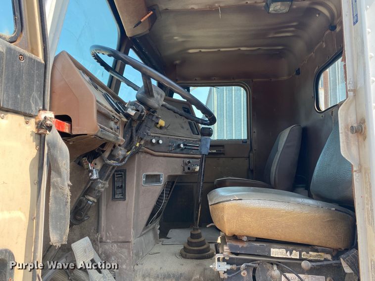 image for item DK6469 1987 Freightliner FLC  semi truck