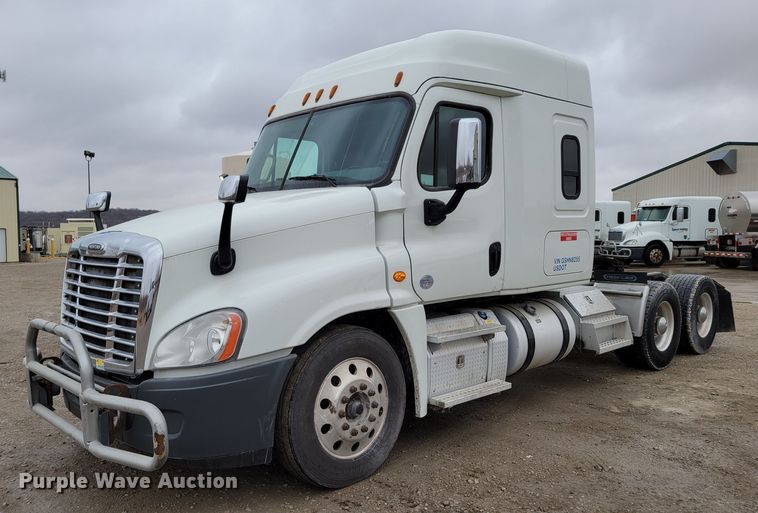 image for item DM8143 2016 Freightliner Cascadia  semi truck