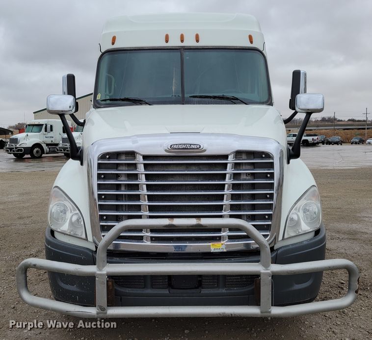 image for item DM8143 2016 Freightliner Cascadia  semi truck