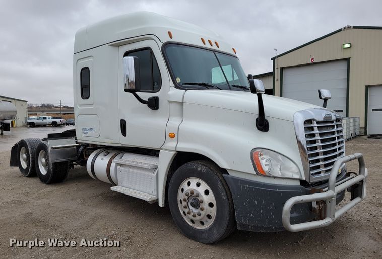 image for item DM8143 2016 Freightliner Cascadia  semi truck