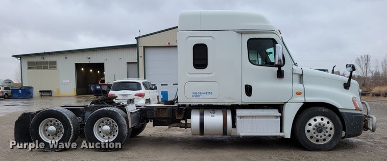 image for item DM8143 2016 Freightliner Cascadia  semi truck