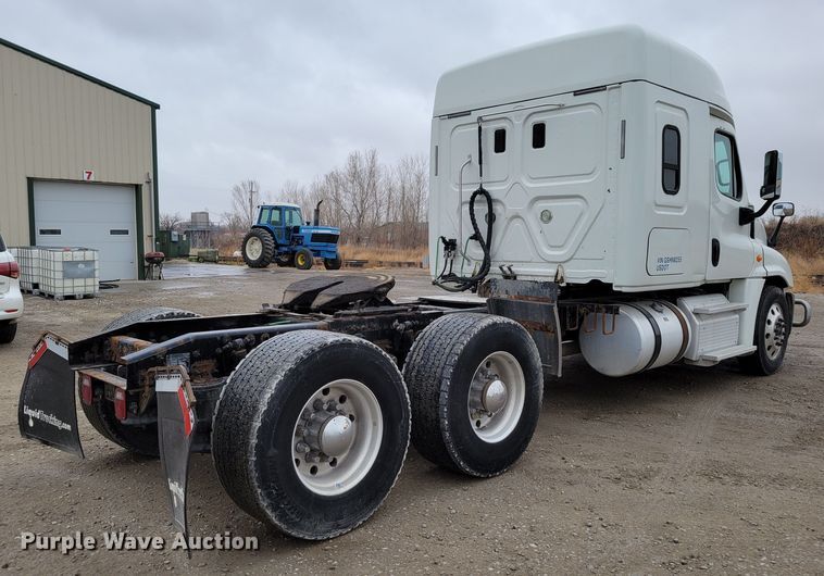 image for item DM8143 2016 Freightliner Cascadia  semi truck