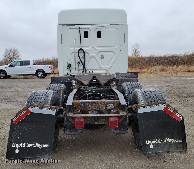 image for item DM8143 2016 Freightliner Cascadia  semi truck