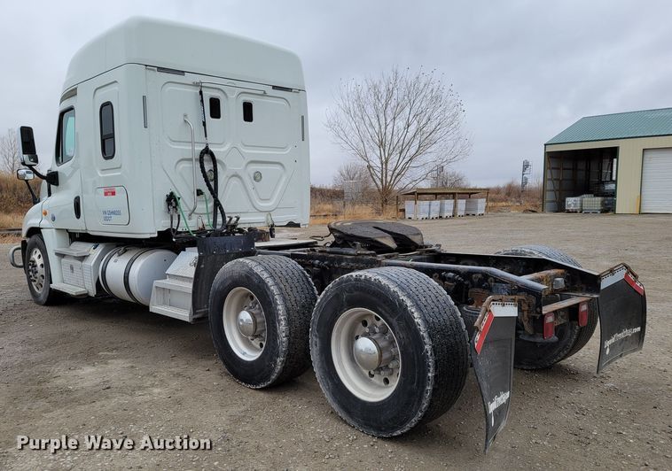 image for item DM8143 2016 Freightliner Cascadia  semi truck