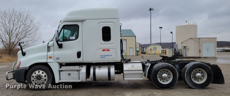 image for item DM8143 2016 Freightliner Cascadia  semi truck