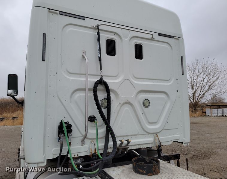 image for item DM8143 2016 Freightliner Cascadia  semi truck